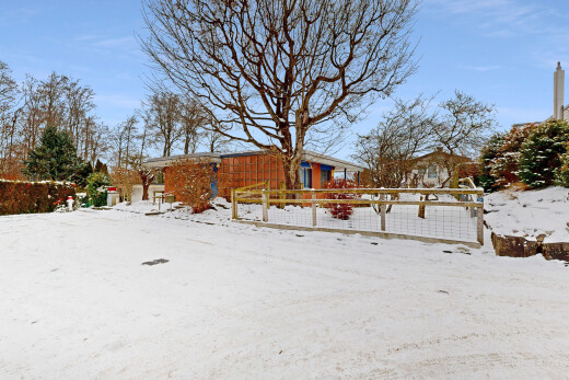 außenansicht mit snow, day time, zaun, und property visible