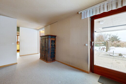 pièce vide avec inside property, lumière naturelle, natural light, plinthes murales, et baseboards wall