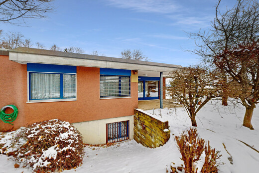 façade avec snow, property visible, day time, et fondation en béton