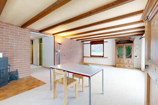 salle à manger avec mur en brique, brick wall, plafond à poutres, beamed ceiling, et lumière naturelle