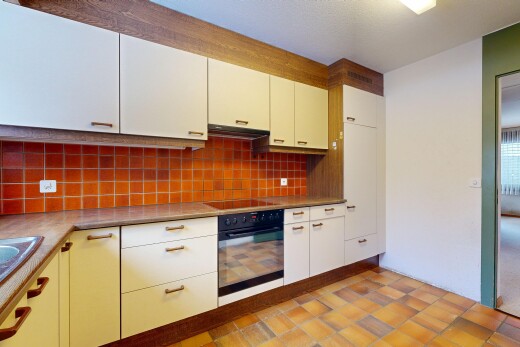 cuisine avec four, cloison sèche, drywall, dosseret, et backsplash