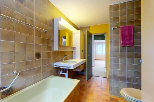 bad mit fliesenwand, tile wall, spiegel, komplettes badezimmer, und bad