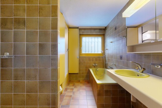 salle de bains avec salle de bain complète, bain, mur en carrelage, tile wall, et miroir