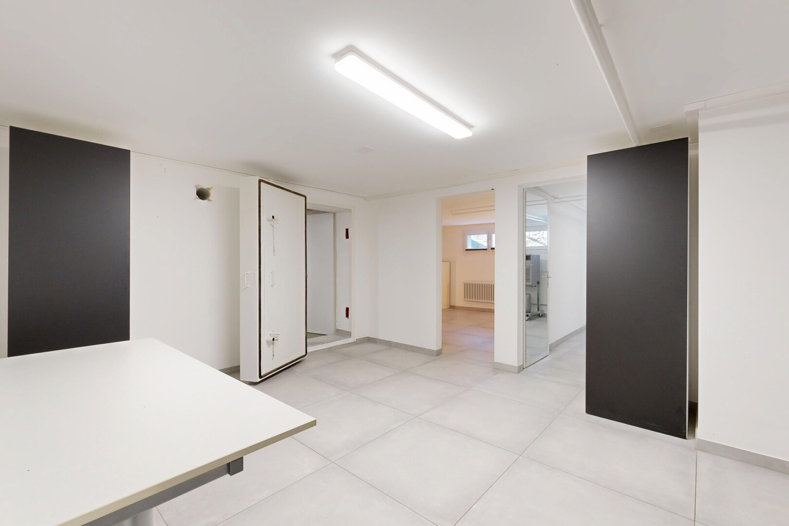 leerer raum mit keller, low ceiling, niedrige decke, drywall, und gipskartonwand