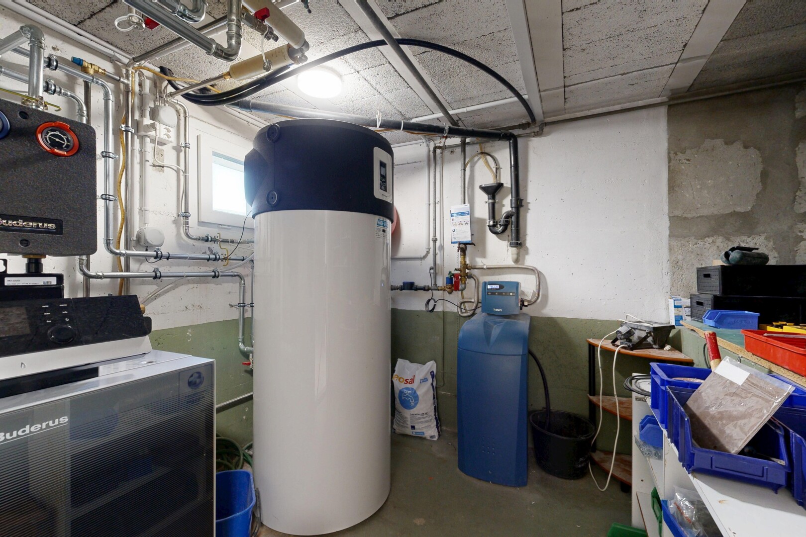 wäschekammer mit wasserkocher, keller, concrete floor, betonboden, und tumbler