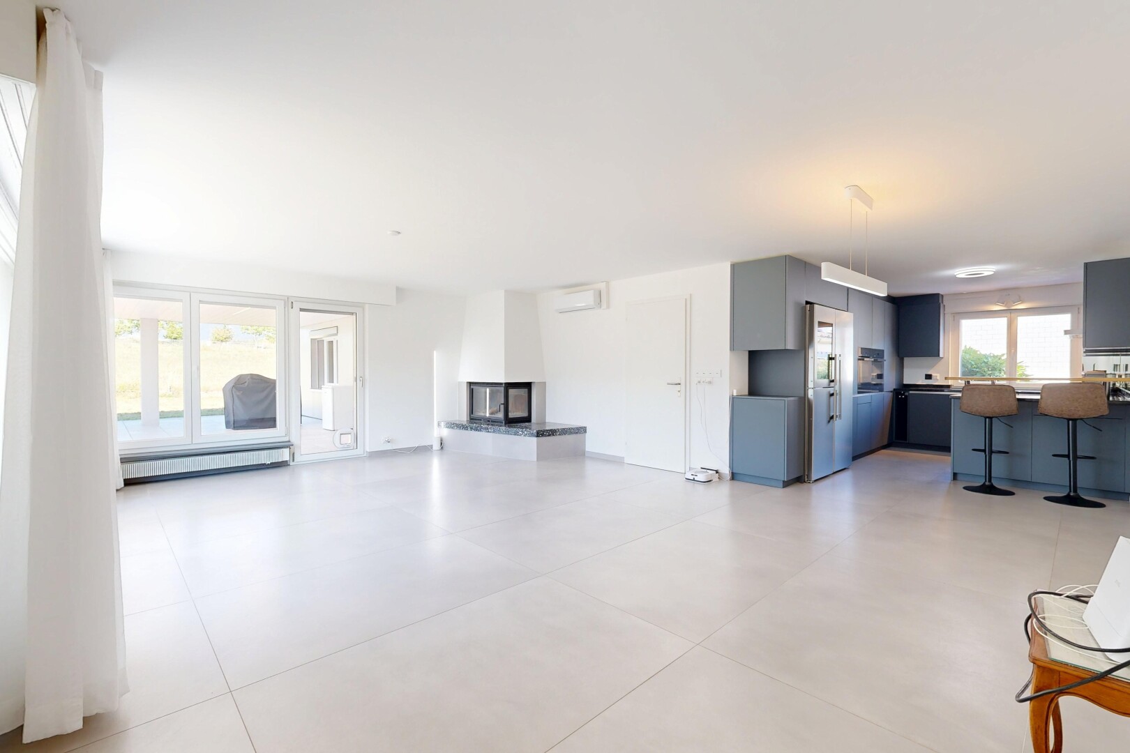 wohnzimmer mit drywall, gipskartonwand, inside property, light floor, und natürliches licht