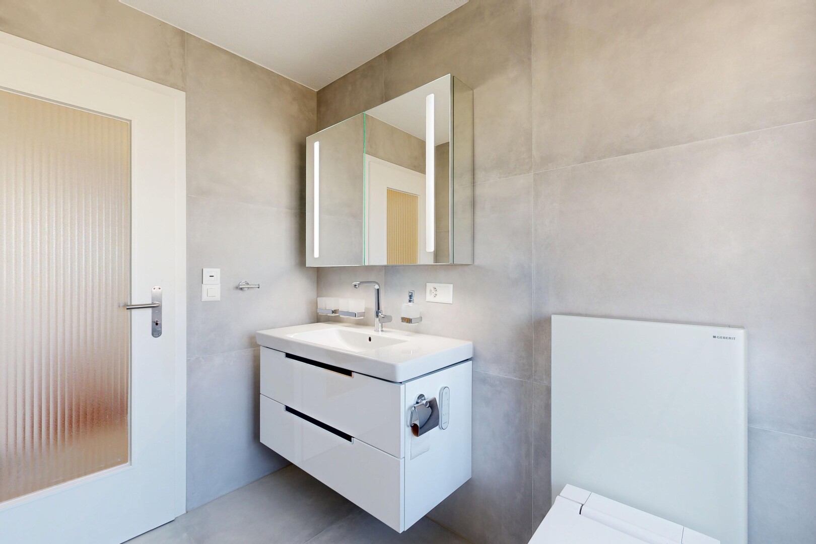 bad mit schminktisch, spiegel, inside property, gäste-wc, und waschbecken