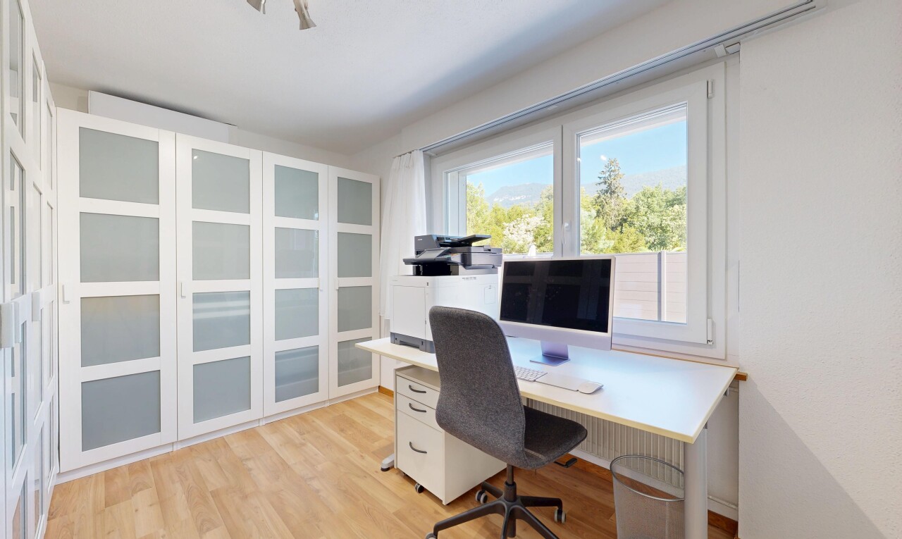 büro mit wood finish floor, holzfußboden, light floor, fernseher, und natürliches licht