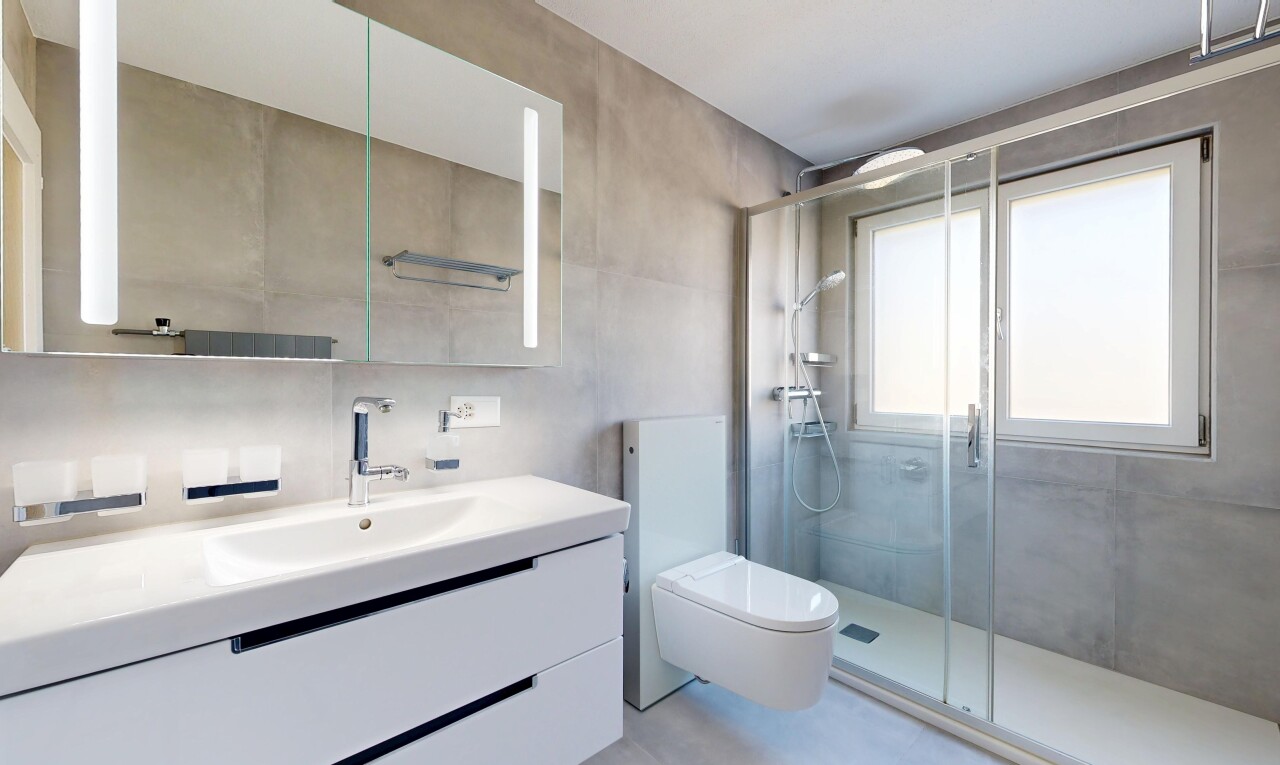 bad mit concrete wall, betonmauer, schminktisch, spiegel, und komplettes badezimmer