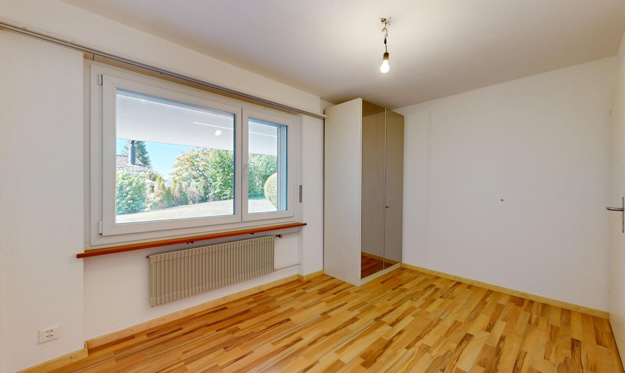 leerer raum mit kühler, wood finish floor, holzfußboden, drywall, und gipskartonwand