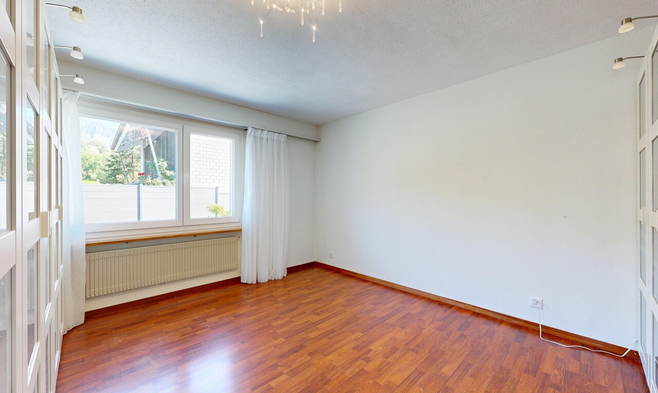 leerer raum mit kühler, wood finish floor, holzfußboden, drywall, und gipskartonwand