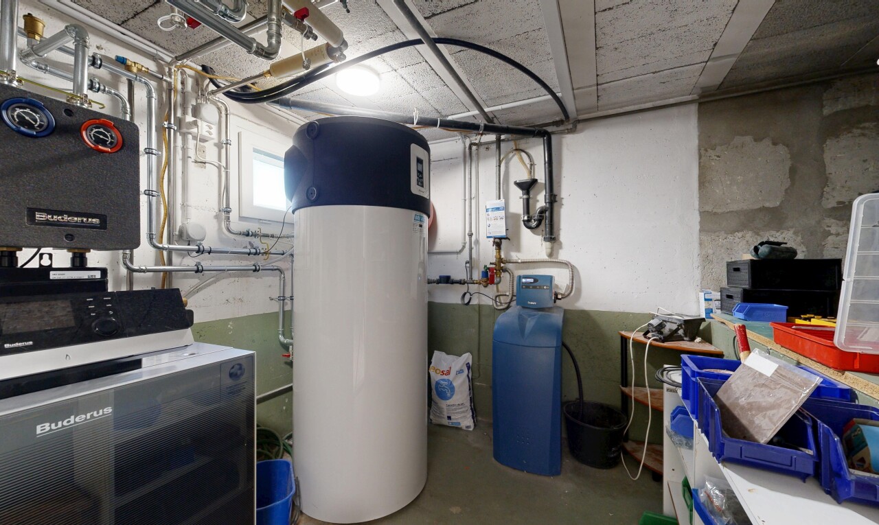 wäschekammer mit wasserkocher, keller, concrete floor, betonboden, und tumbler