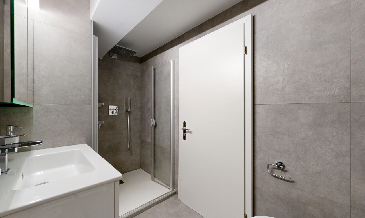 bad mit dusche, schminktisch, waschbecken, komplettes badezimmer, und spiegel