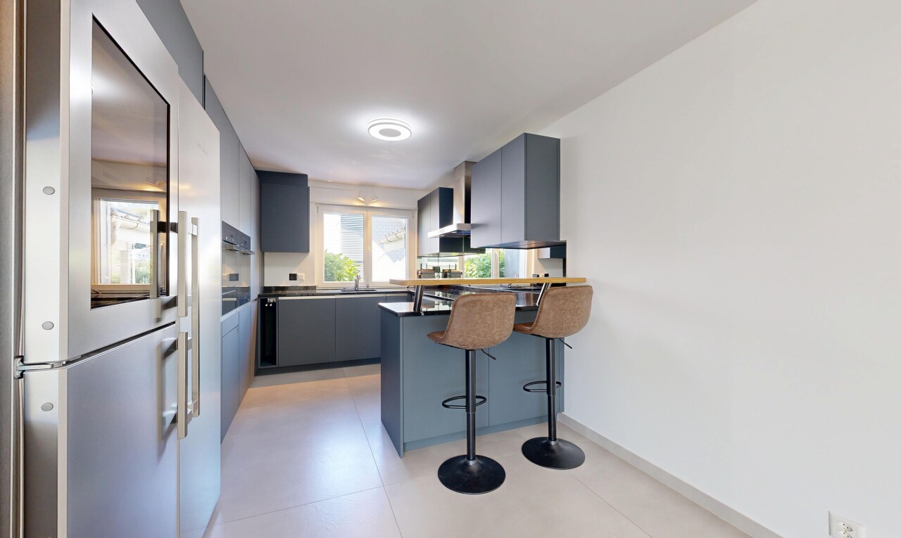 küche mit kühlschrank, light floor, arbeitsplatten, dark countertops, und küchenbar
