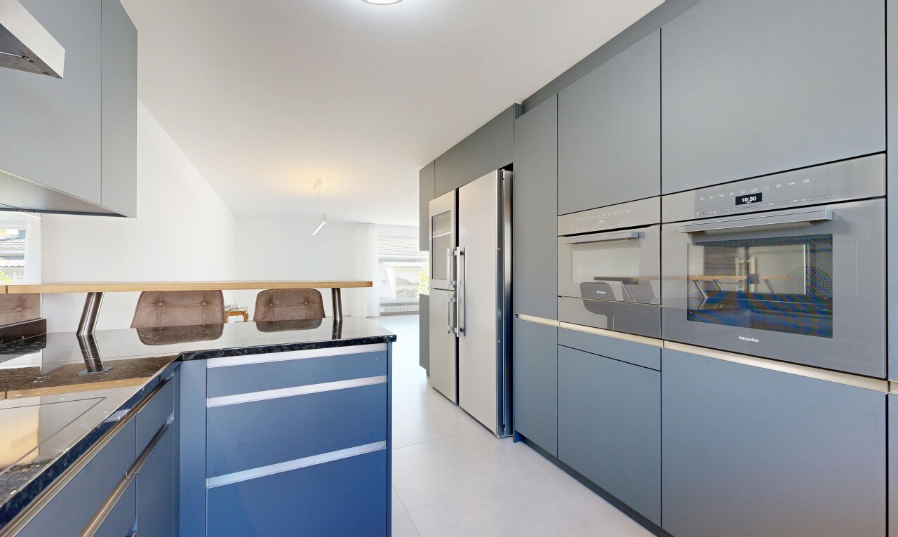 küche mit ofen, flat panel cabinets, schränke mit flachen paneelen, dark countertops, und light floor