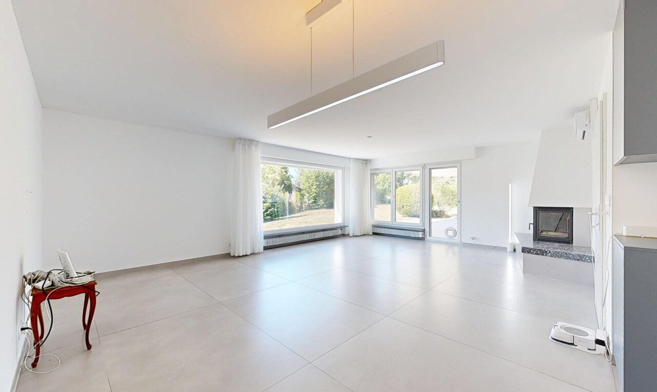 leerer raum mit kamin, drywall, gipskartonwand, fußleistenheizung, und inside property