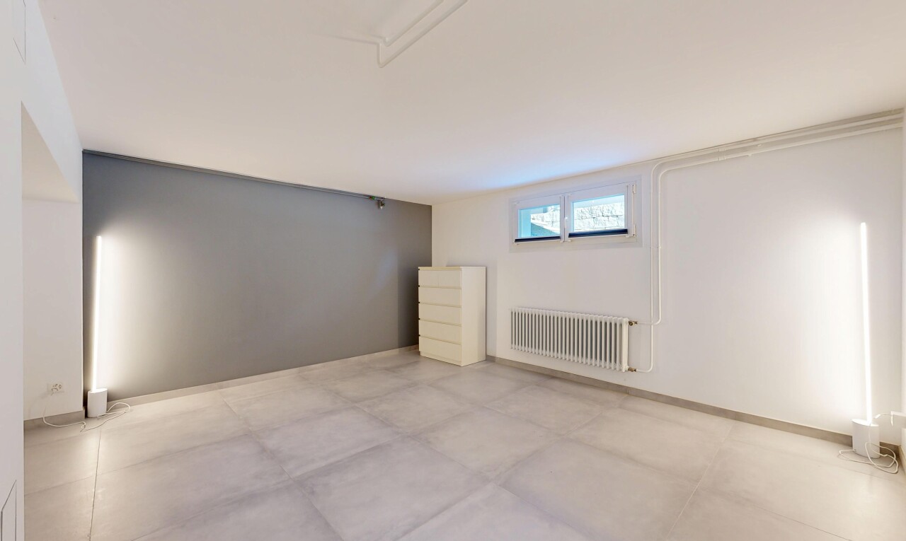 leerer raum mit keller, kühler, drywall, gipskartonwand, und natürliches licht