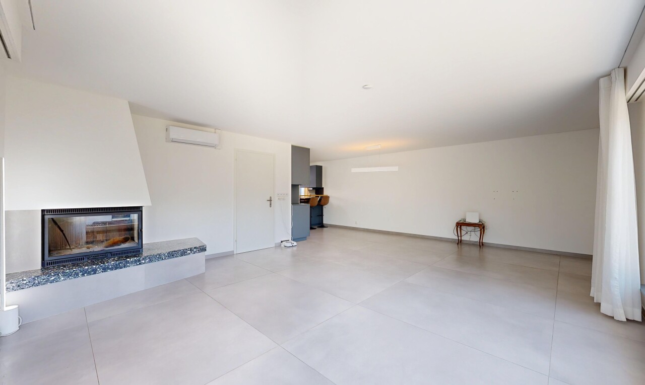 wohnzimmer mit kamin, drywall, gipskartonwand, inside property, und wandklimaanlage