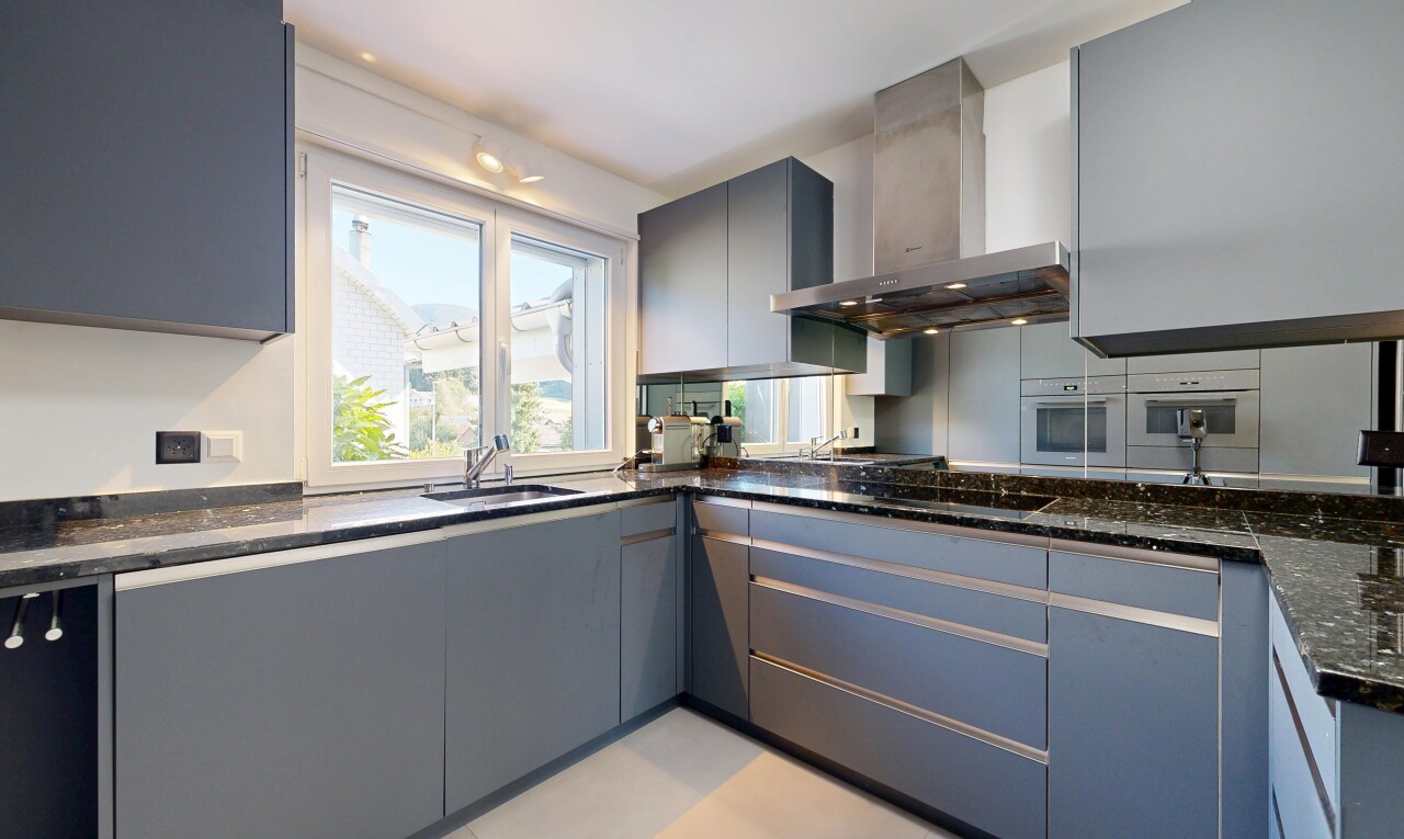 küche mit dunstabzugshaube, dark countertops, gray cabinets, graue schränke, und light floor
