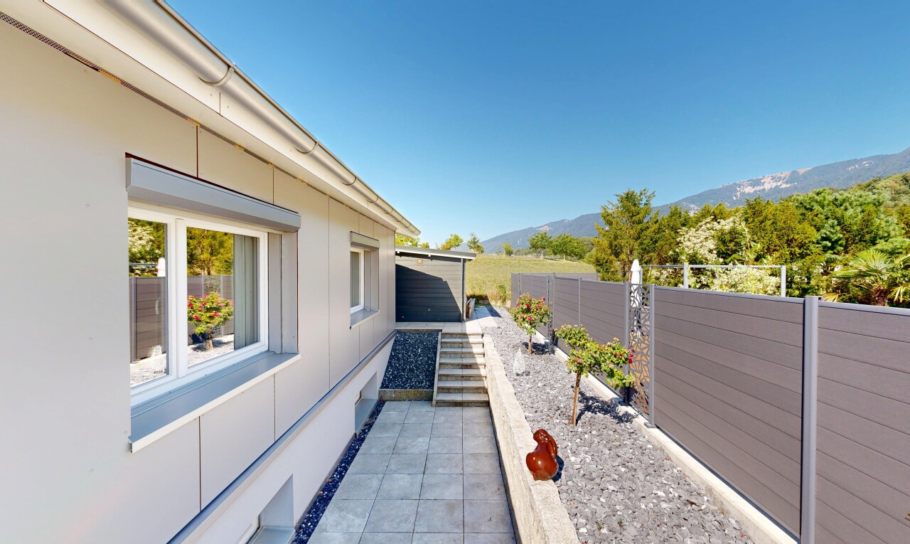 terrasse mit zaun, from property, blick auf die berge, mountain view, und day time