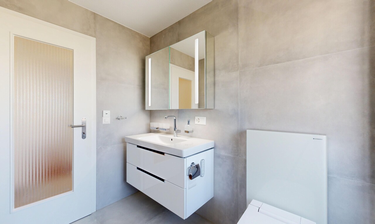 bad mit schminktisch, spiegel, inside property, gäste-wc, und waschbecken