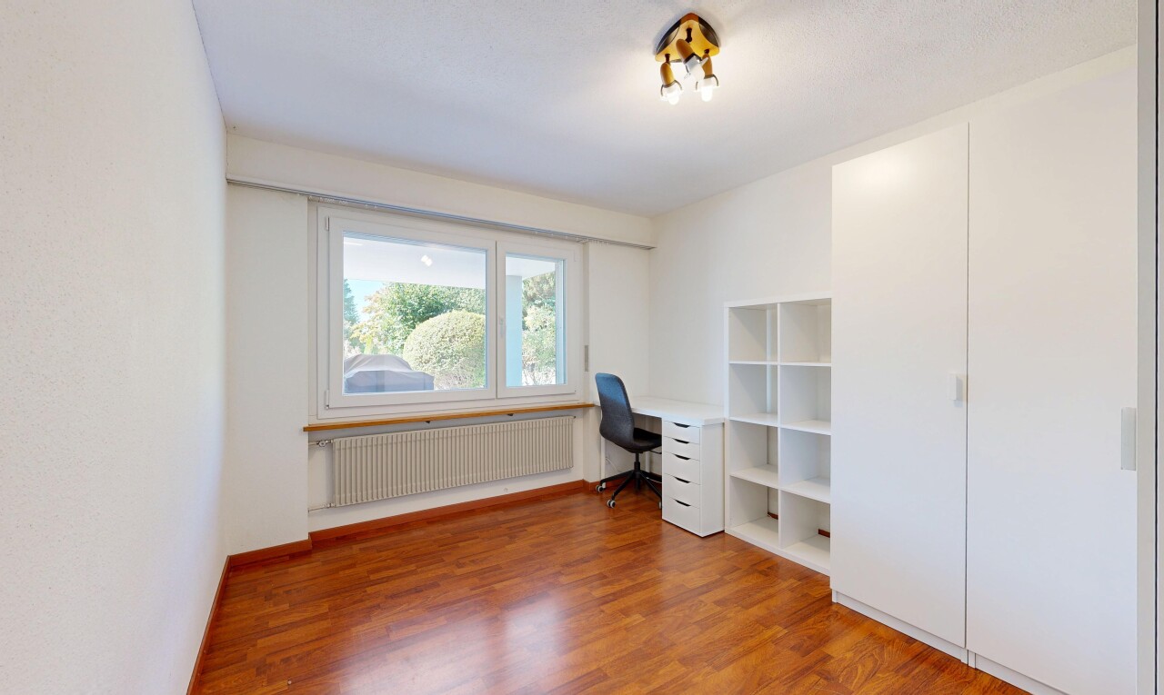 leerer raum mit eingebauter schreibtisch, kühler, wood finish floor, holzfußboden, und drywall