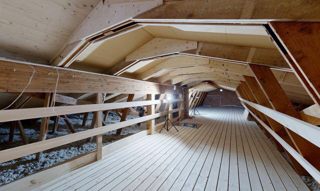 leerer raum mit vaulted ceiling, dachschräge, hardwood floor, inside property, und wood finish floor