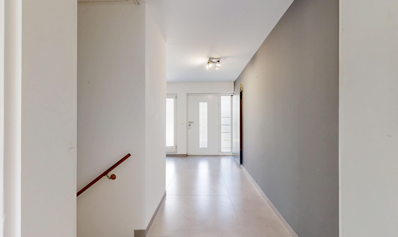halle / korridor mit treppen, drywall, gipskartonwand, inside property, und baseboards wall