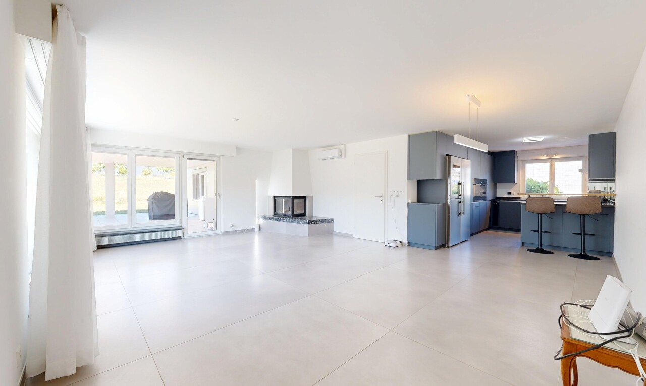 wohnzimmer mit drywall, gipskartonwand, inside property, light floor, und natürliches licht