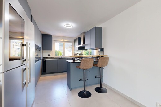 küche mit kühlschrank, light floor, arbeitsplatten, dark countertops, und küchenbar