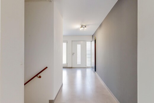 halle / korridor mit treppen, drywall, gipskartonwand, inside property, und baseboards wall