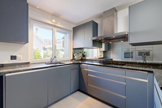 küche mit dunstabzugshaube, dark countertops, gray cabinets, graue schränke, und light floor