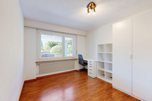 leerer raum mit eingebauter schreibtisch, kühler, wood finish floor, holzfußboden, und drywall