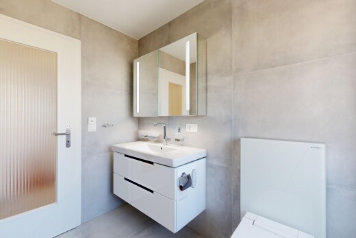bad mit schminktisch, spiegel, inside property, gäste-wc, und waschbecken