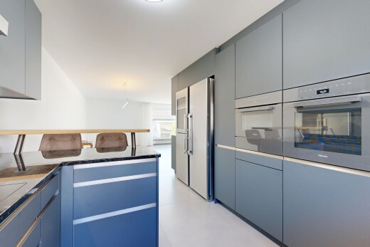 küche mit ofen, flat panel cabinets, schränke mit flachen paneelen, dark countertops, und light floor