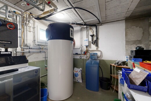 wäschekammer mit wasserkocher, keller, concrete floor, betonboden, und tumbler