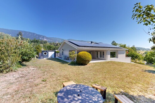 außenansicht mit solaranlage, terrasse, day time, property visible, und rasen