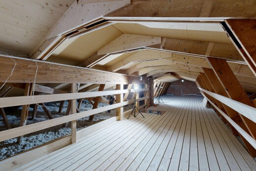 leerer raum mit vaulted ceiling, dachschräge, hardwood floor, inside property, und wood finish floor