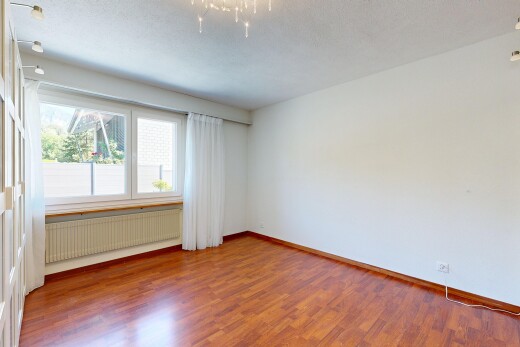 leerer raum mit kühler, wood finish floor, holzfußboden, drywall, und gipskartonwand