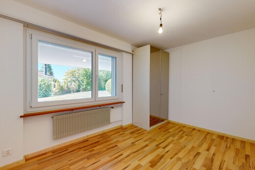 leerer raum mit kühler, wood finish floor, holzfußboden, drywall, und gipskartonwand