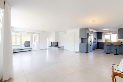 wohnzimmer mit drywall, gipskartonwand, inside property, light floor, und natürliches licht