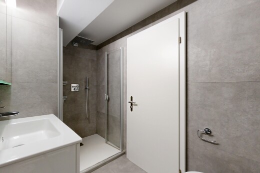 bad mit dusche, schminktisch, waschbecken, komplettes badezimmer, und spiegel