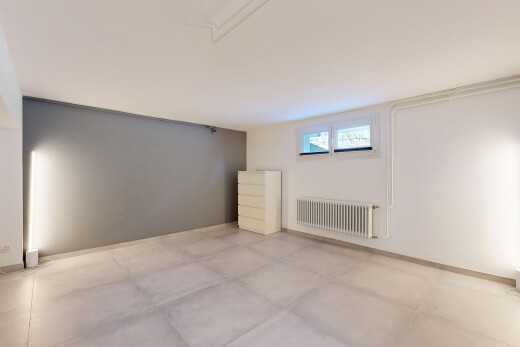 leerer raum mit keller, kühler, drywall, gipskartonwand, und natürliches licht