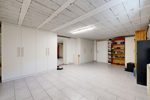 leerer raum mit keller, inside property, light floor, eingebaute regale, und drywall