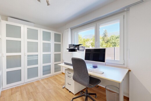 büro mit wood finish floor, holzfußboden, light floor, fernseher, und natürliches licht