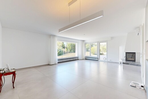 leerer raum mit kamin, drywall, gipskartonwand, fußleistenheizung, und inside property