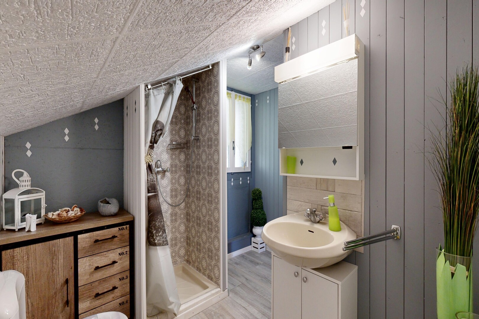 salle de bains avec lavabo (ou coiffeuse selon le contexte), low ceiling, plafond bas, douche, et salle de bain complète