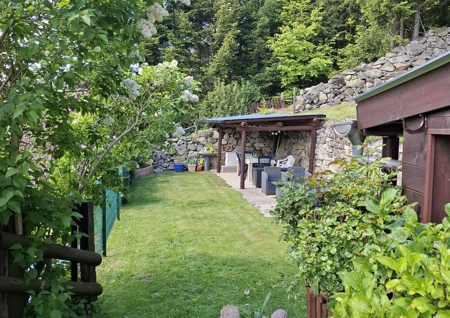 jardin avec terrasse, pelouse, et from property