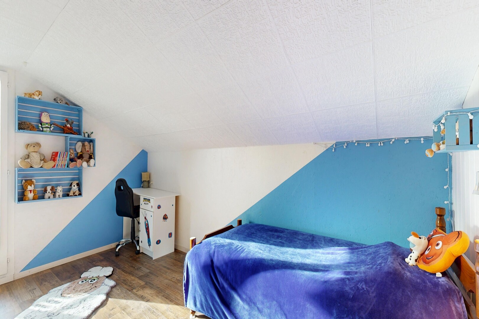 chambre avec pièce supplémentaire, drywall, cloison sèche, wood finish floor, et sol en finition bois