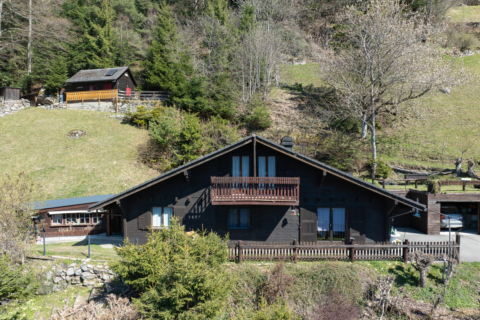 façade avec clôture, property visible, pelouse, et terrasse